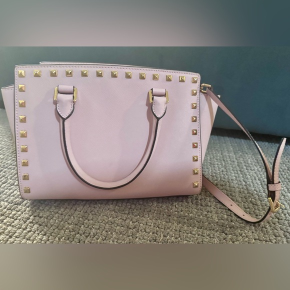 Michael Michael Kors

SELMA MEDIUM STUDDED SAFFIANO MESSENGER - Picture 4 of 8